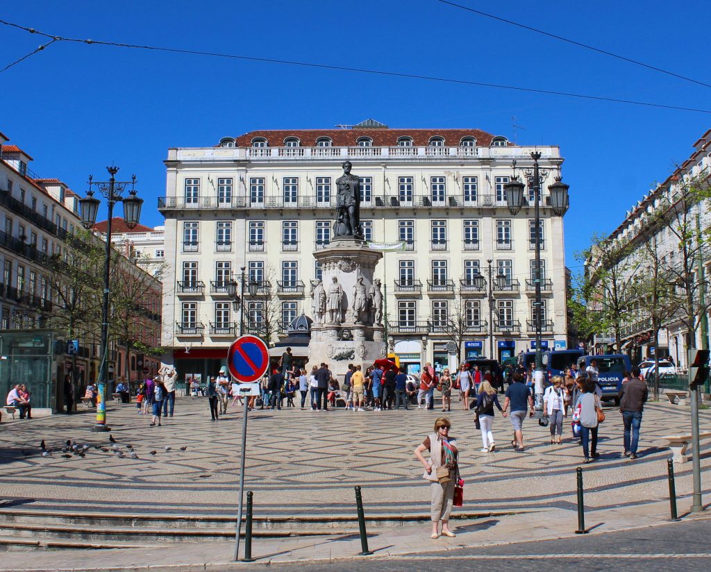 conocer la plaza Luis de Camoes de Lisboa.
