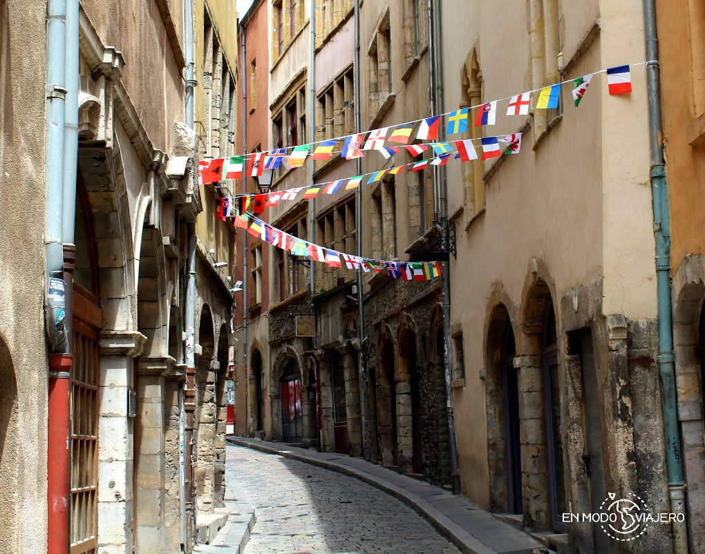 caminar calles del viejo lyon en francia