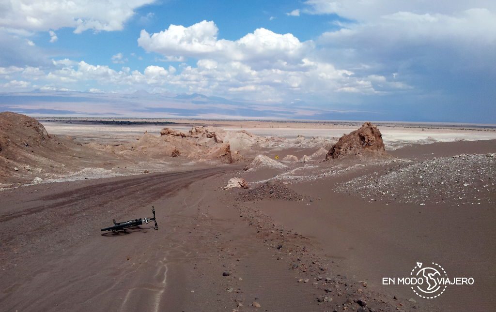 andar en bicicleta en el Valle de la Luna en San Pedro de Atacama.