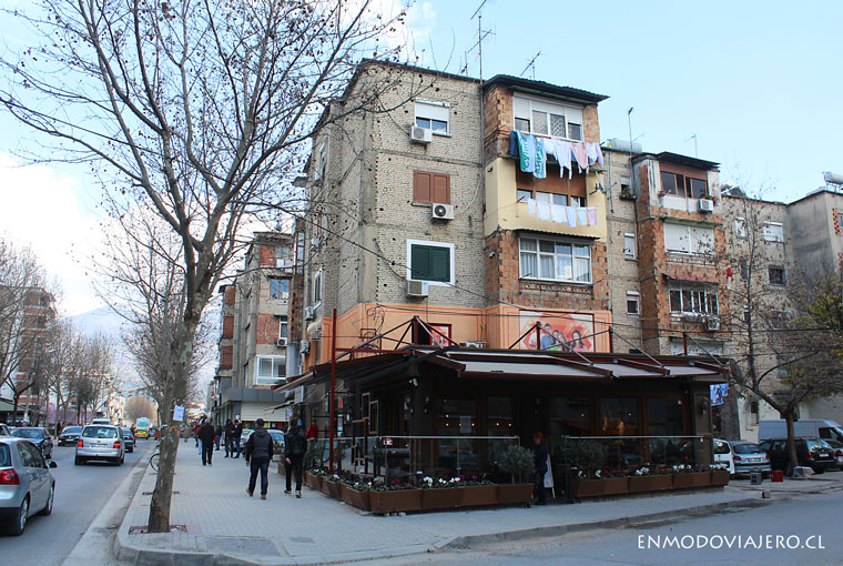 beber café en Tirana