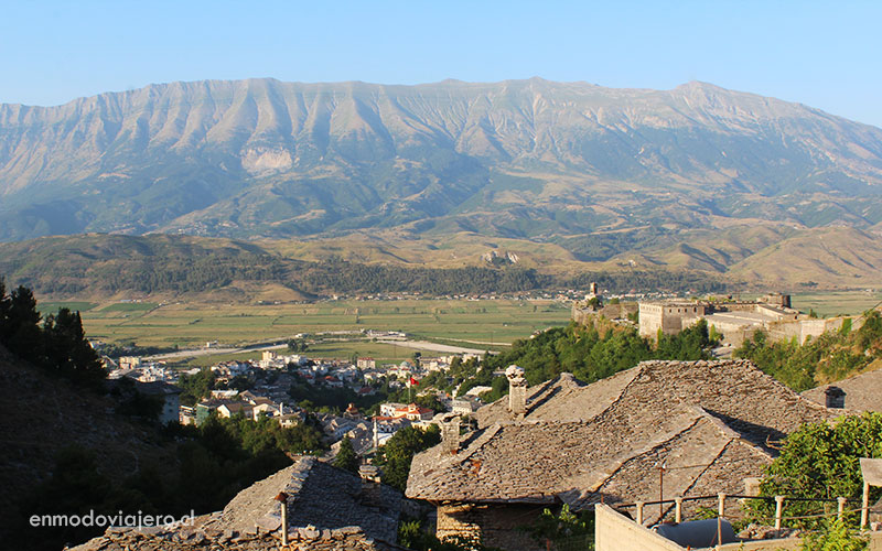 la ciudad de piedra de gjirokaster en albania