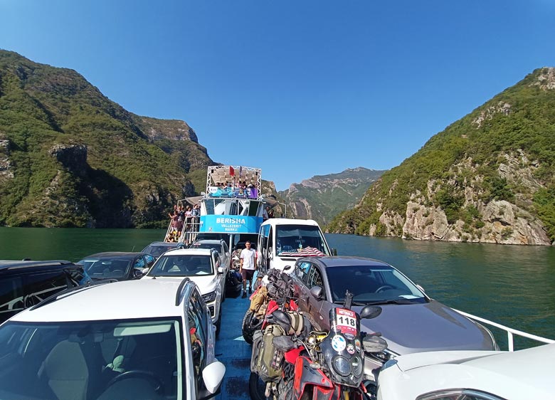 ferry por el lago koman