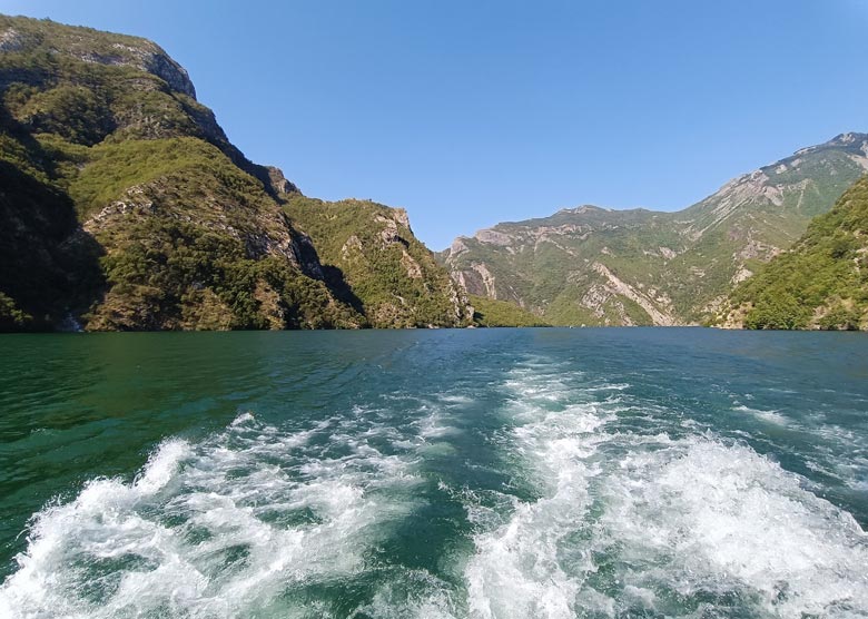 viaje por el lago koman